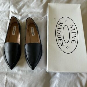 Like new Steve Madden Feather flats in Black